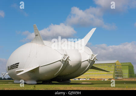 10 Airlander, der weltweit größte Flugzeug in Cardington Hangars, Bedfordshire, Großbritannien Stockfoto