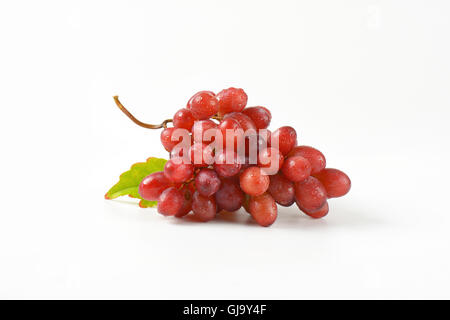 gewaschenen roten Weintraube auf weißem Hintergrund Stockfoto