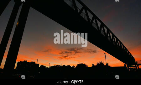 Ein dramatischer Himmel hinter einem Fußgänger Fußgängerbrücke über die A12 Straße Wanstead, London E11 Stockfoto