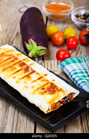 Gegrillte Pita-Brot mit Kichererbsen und Auberginen Stockfoto
