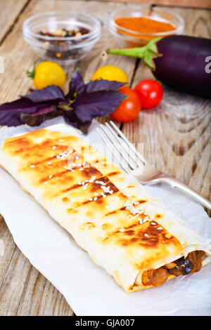 Gegrillte Pita-Brot mit Kichererbsen und Auberginen Stockfoto