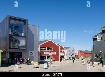 Straßenszene mit modernen Geschäften im Stadtteil Einzelhandel in Sermersooq, Imaneq, Nuuk, Grönland Stockfoto