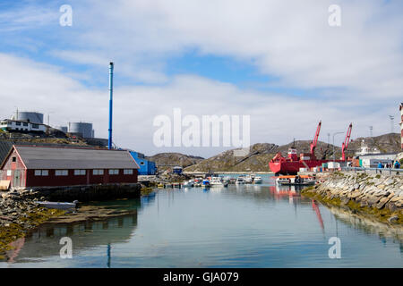 Kleine Boote und Cargo Schiff angedockt im Fischerhafen an Kuannersooq Fjord. Paamiut südwestlichen Grönland Stockfoto