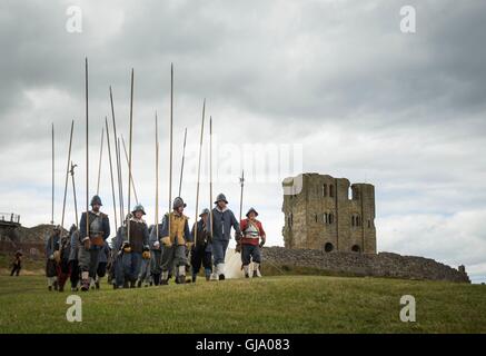 Mitglieder der ältesten Reenactment Gesellschaft im Vereinigten Königreich, The Sealed Knot, Re-enacting die 1645 große Belagerung von Scarborough Castle während des englischen Bürgerkriegs, Scarborough Castle in Yorkshire. Stockfoto