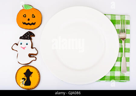 Lebkuchen für Halloween mit leeren weißen Teller und Platz für Y Stockfoto