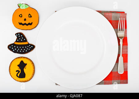 Lebkuchen für Halloween mit leeren weißen Teller und Platz für Y Stockfoto