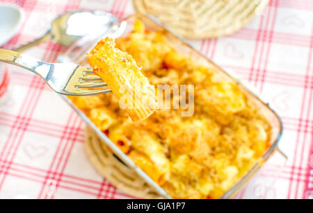 Tortiglione verdreht Spirale Maccheroni Pasta Gabel gebacken Stockfoto