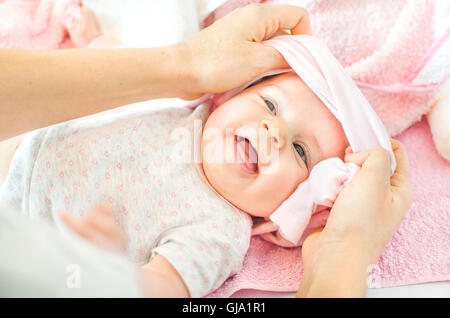 Dressing neugeborenes Baby rosa Stockfoto