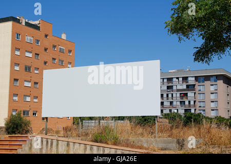 Leeren Plakatwand vor Neubauten Stockfoto