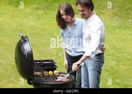 Glückliches Paar Kochen am Grill Stockfoto
