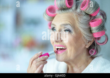 Ältere Frau in Lockenwickler Stockfoto