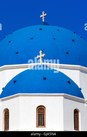 Blauen Kuppeln der Kirche des Heiligen Kreuzes in Perissa, Santorin. Stockfoto