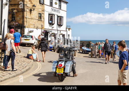 Motorradfahrer kommen außen The Bay Hotel. In Robin Hoods Bay, North Yorkshire, England. Stockfoto