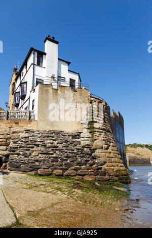 Das Bay Hotel am Rand des Strandes. In Robin Hoods Bay, North Yorkshire, England. Stockfoto