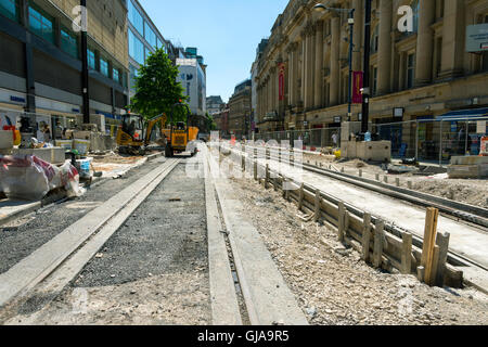 Straßenbahnschienen entlang Cross Street, Manchester, England, UK, beim Bau der 2. Linie, durch die Innenstadt. Stockfoto