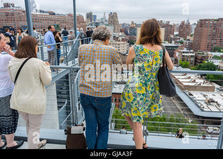 New York, NY, USA, Masse der Touristen, die Besichtigung von außen im American Museum für moderne Kunst, im Meat Packing District Stadtteil Downtown Whitney Museum Stockfoto