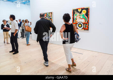 New York, New York, USA, Menschen mit mittlerer Menschenmenge, Touristen, die Kunst bewundern, Modern Paintings American Art Museum, mit Gemälden in der Ausstellung, Downtown Whitney Museum, Hände New york City Stockfoto