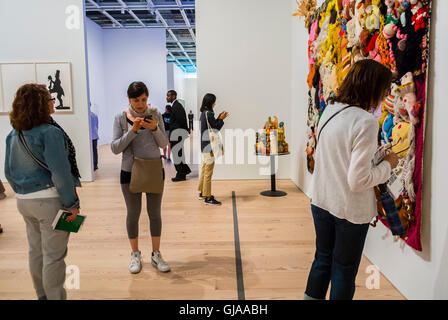 New York City, NY, USA, Menschenmenge, Touristen, die in modernen Gemälden, American Art Gallery, Downtown Whitney Museum, bewundern Kunst Stockfoto