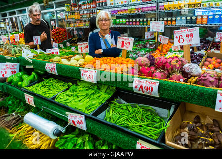 New York, NY, USA, American People, Woman Food Shopping Organic Foods Nachbarschaft Lebensmittelgeschäft Gemüse, frisch auf Anzeige in Chelsea Markt, Regale, lokale Viertel, Nachbarschaft, Supermarkt Lebensmittel Preise, Mann Stadt Frauen Stockfoto