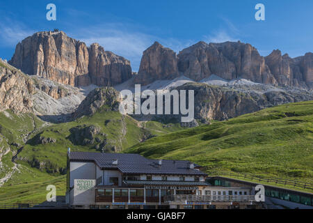 Seilbahn-Station am Pordoijoch (2,240 m), führt zu Sass Pordoi (2.950 m), Sella Gruppe, Dolomiten, Italien Stockfoto