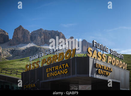 Seilbahn-Station am Pordoijoch (2,240 m), führt zu Sass Pordoi (2.950 m), Sella Gruppe, Dolomiten, Italien Stockfoto
