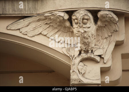 Eule auf Einnahmen Jugendstilhaus in Bubenecska Straße im Stadtteil Bubeneč in Prag, Tschechische Republik dargestellt. Stockfoto