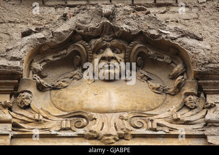 Jugendstil-Maskaron am Umsatz Haus in Cechova Straße im Stadtteil Bubeneč in Prag, Tschechien. Die Einnahmen-Haus, entworfen von tschechischen Architekten Ferdinand Samonil 1908 gebaut wurde. Stockfoto