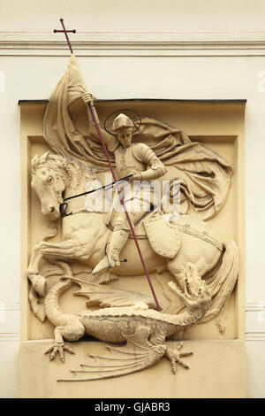 Der Heilige Georg tötet den Drachen auf dem Belvedere Haus in Kamenicka Straße im Stadtteil Holešovice in Prag, Tschechien. Das Belvedere wurde von tschechischen Architekten Bedrich Bendelmayer und Rudolf Nemec 1899-1900 gebaut wurde. Stockfoto