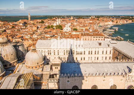 Blick vom Campanile über den Dogenpalast, Venedig, Venetien, Italien. Stockfoto