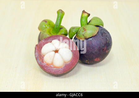 Mangostan (andere Namen sind Garcinia Mangostana, Clusiaceae, Saptree, lila Mangostan, Affe Obst, Malpighiales) mit Obst Stockfoto