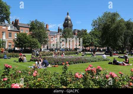 Die Ansicht von Leeds Rathaus von Park Platz in Leeds, West Yorkshire, an einem heißen sonnigen Sommertag. Stockfoto