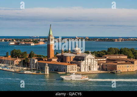 Blick auf den Giudecca Kanal in Richtung Insel San Giorgio Maggiore, Venedig, Venetien, Italien. Stockfoto