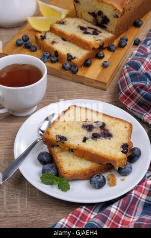 geschnittene Sommer-Kuchen mit Heidelbeeren mit einer Tasse Tee auf dem Tisch Stockfoto