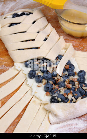 Kuchen, gefüllt mit Käsecreme, Heidelbeere, Erdnüssen, geflochtener Zopf Stockfoto