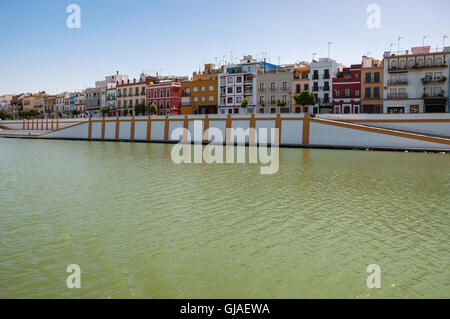 Blick auf die Calle Betis in Triana Viertel von Sevilla vom Fluss Guadaquivir, Spanien Stockfoto