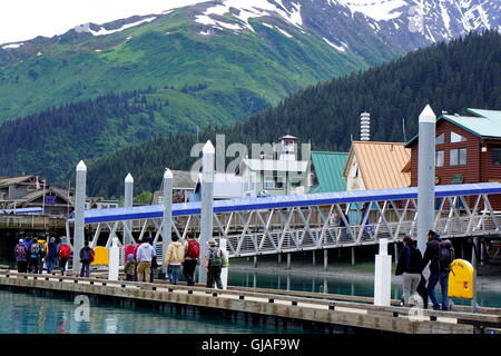 Eine Gruppe von Touristen auf dem kleinen Boot Hafen Anreise nach Kreuzfahrt zu den Gletschern, Resurrection Bay in Seward, Alaska Stockfoto