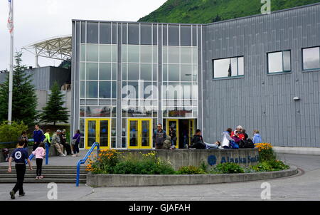 Besucher vor der Alaska Sea Life Center (Alaska's Premier öffentlichen Aquarium) in Seward, Alaska Stockfoto