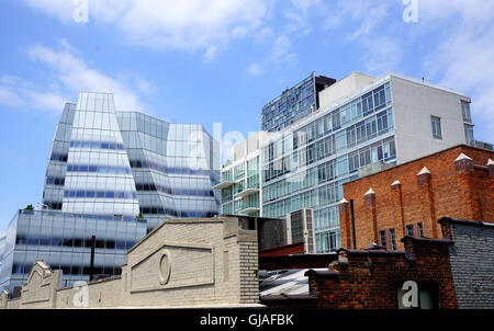 Ein Blick auf die IAC (InterActive Corp) und 100 Eleventh Ave Bauten aus der High Line im Bereich Chelsea in New York City, New York Stockfoto