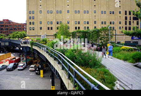 Einen Blick auf die High Line (eine erhöhte öffentliche Park) und der Straße unter ihm, New York City, NY, USA Stockfoto
