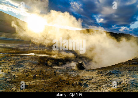 Kochendem Schlamm im Hverir geothermische Gebiet in Nordisland Stockfoto