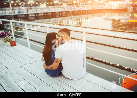 Paar küssen am pier Stockfoto