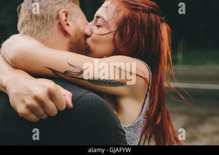 schönes Paar küssen im Regen Stockfoto
