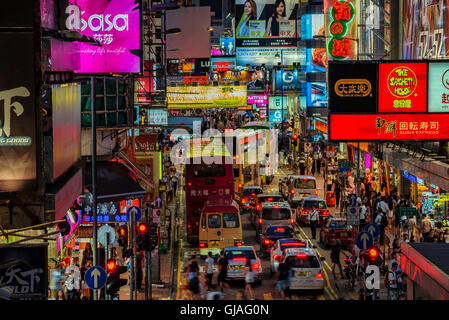 Neon-Schilder und Werbetafeln entlang der Straßen überfüllt und geschäftige Stadt, Hong Kong, China. Stockfoto