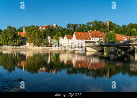 Cityscaspe Landsberg am Lech spiegelt sich in den Fluss Lech, Oberbayern, Bayern, Deutschland, Europa Stockfoto