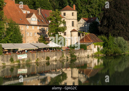 Biergarten Lechgarten am Fluss-Ufer in Landsberg bin Lech, Oberbayern, Bayern, Deutschland, Europa Stockfoto