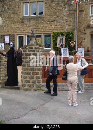 Ältere Frauen bewundern, ein Haus an Eyam weckt Woche entlang zum Thema Harry Potter dekoriert. Stockfoto