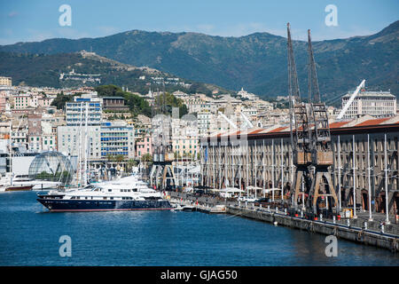 Anreise zum Hafen von Genua von Meer, Ligurien, Italien Stockfoto