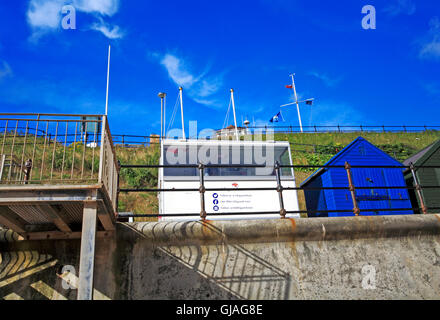 Ein Blick auf die Rettungsschwimmer-Hütte auf der Promenade am Mundesley-on-Sea, Norfolk, England, Vereinigtes Königreich. Stockfoto