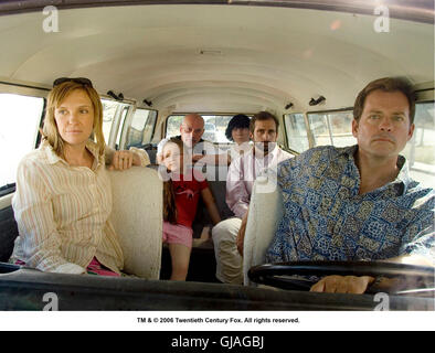 LITTLE MISS SUNSHINE USA 2006 Jonathan Dayton, Valerie Faris Familie Hoover: auf der Straße: TONI COLLETTE, GREG KINNEAR, ABIGAIL BRESLIN, STEVE CARELL, ALAN ARKIN, PAUL DANO Regie: Jonathan Dayton, Valerie Faris Stockfoto