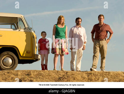 LITTLE MISS SUNSHINE USA 2006 Jonathan Dayton, Valerie Faris Familie Hoover: auf der Straße: ABIGAIL BRESLIN, TONI COLLETTE, STEVE CARELL, GREG KINNEAR Regie: Jonathan Dayton, Valerie Faris Stockfoto